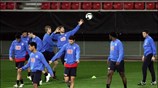 Oι παίκτες της Χέρτα εκτελούν ασκήσεις κατά την διάρκεια σημερινής προπόνησης ενόψει ...