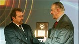 Ο Λεωνίδας Θεοδωρακάκης παραλαμβάνει το βραβείο για την πολυετή προσφορά του στον ...