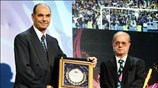 Ο Αντώνης Αντωνιάδης και ο Θανάσης Γιαννακόπουλος παραλαμβάνουν το βραβείο για την ...
