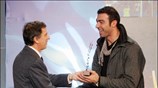 Ο Αλέξανδρος Νικολαίδης παραλαμβάνει το βραβείο του κορυφαίου αθλητή κατά την διάρκεια ...
