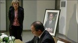 Το βιβλίο συλλυπητηρίων, που άνοιξε στο Υπουργείο Εξωτερικών, υπέγραψαν το πρωί ο ...