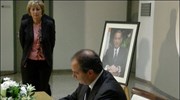 Το βιβλίο συλλυπητηρίων, που άνοιξε στο Υπουργείο Εξωτερικών, υπέγραψαν το πρωί ο ...