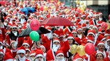 Περισσότεροι από 14 χιλιάδες πολίτες ντύθηκαν Αη Βασίληδες σε σχετική γιορτή που ...