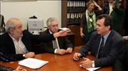 Ο πρόεδρος του ΣΥΡΙΖΑ Αλέκος Αλαβάνος μαζί με τον Φώτη Κουβέλη συνομιλούν ...