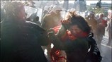 Μαθητές συγκρούονται με αστυνομικές δυνάμεις μπροστά στη Βουλή. ...