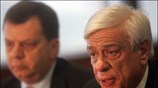 Ο υπουργός Εσωτερικών Προκόπης Παυλόπουλος μιλάει στους δημοσιογράφους κατά την διάρκεια συνέντευξης ...
