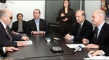 Ο πρόεδρος του ΠΑΣΟΚ Γιώργος Παπανδρέου συνομιλεί με τα μέλη αντιπροσωπείας της ...