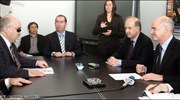 Ο πρόεδρος του ΠΑΣΟΚ Γιώργος Παπανδρέου συνομιλεί με τα μέλη αντιπροσωπείας της ...