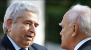 Ο Πρόεδρος της Δημοκρατίας Κάρολος Παπούλιας συνομιλεί με τον Κύπριο ομόλογό του ...