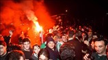 Φίλαθλοι του Παναθηναϊκού αποθεώνουν τους παίκτες της ομάδας κατά την άφιξη τους ...