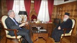 Ο Αρχιεπίσκοπος Ιερώνυμος και ο υπουργός Υγείας Δημήτρης Αβραμόπουλος κατά τη συνάντησή ...
