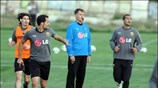 Ο νέος προπονητής της ΑΕΚ Ντούσαν Μπάγεβιτς στην πρώτη του προπόνηση με ...