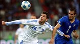 Ο Βαγγέλης Μάντζιος μάχεται για την μπάλα με τον Κιελίνι της Ιταλίας. ...