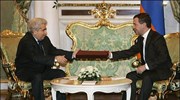 Με μια συμβολική χειρονομία ο πρόεδρος της Ρωσίας Ντιμίτρι Μεντβέντεβ υποδέχθηκε το ...