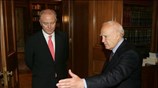 Υποδεχόμενος το διοικητή της Τράπεζας της Ελλάδος κ. Γιώργο Προβόπουλο, ο Πρόεδρος ...