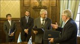 Ο υφυπουργός εξωτερικών Θεόδωρος Κασσίμης και ο Αργεντινός ομόλογος του Victorio Taccetti ...