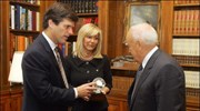 Ο Πρόεδρος της Δημοκρατίας Κάρολος Παπούλιας (Δ) ανταλάσσει δώρα με τον πρόεδρο ...