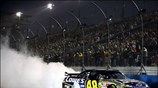 Ο Jimmie Johnson στριφογυρίζει το αυτοκίνητο του μετά τη νίκη του στο ...