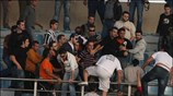 Στιγμιότυπο με τους φιλάθλους του ΟΦΗ να διαπληκτίζονται πριν από τον αγώνα ...