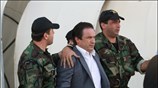 Ο  πρόεδρος της ΠΑΕ ΟΦΗ Φανούρης Βατσινάς φυγαδεύεται από αστυνομικούς μετά ...