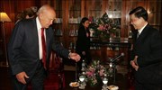 Ο Έλληνας Πρόεδρος Κάρολος Παπούλιας (Α) υποδέχεται τον Πρόεδρο της Σοσιαλιστικής Δημοκρατίας ...