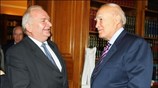 Ο Πρόεδρος της Δημοκρατίας Κάρολος Παπούλιας (Δ) χαιρετάει τον πρόεδρο της Κοινοβουλευτικής ...