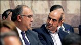 Οι Μιχάλης Παπαδόπουλος (Α) και Γιώργος Βουλγαράκης (Δ) συνομιλούν κατά τη διάρκεια ...
