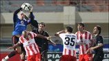 Ο Ολυμπιακός έχασε την ευκαιρία να διατηρηθεί μόνος στην κορυφή του πρωταθλήματος ...
