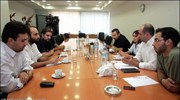Ο γραμματέας της νεολαίας ΠΑΣΟΚ Κώστας Πανταζής και μέλη της νεολαίας συνομιλούν ...