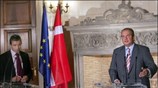 Ο πρωθυπουργός Κώστας Καραμανλής (Δ) κατά της κοινές δηλώσεις με τον Δανό ...