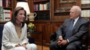 Η υπουργός Εξωτερικών Ντόρα Μπακογιάννη ενημέρωσε τον Πρόεδρο της Δημοκρατίας Κάρολο Παπούλια ...