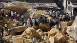 Τουλάχιστον 38 άνθρωποι σκοτώθηκαν όταν τεράστιοι ογκόλιθοι αποκολλήθηκαν το Σάββατο από λόφο ...