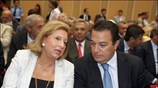 Η υπουργός Απασχόλησης και Κοινωνικής Προστασίας Φάνη Πάλλη Πετραλιά συνομιλεί με τον ...