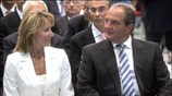 Ο πρωθυπουργός Κώστας Καραμανλής συνομιλεί με τη σύζυγό του Νατάσα, στο συνεδριακό ...