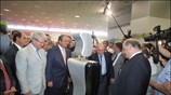 Ο Υπουργός Ανάπτυξης Χρήστος Φώλιας (Α) ξεναγεί τον Πρωθυπουργό Κώστα Καραμανλή (2Α) ...