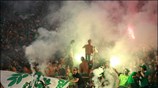 Φίλαθλοι του Παναθηναϊκού παρακολουθούν τον αγώνα για τα προκριματικά του Τσάμπιονς Λιγκ ...