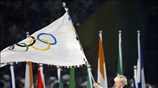 Ο δήμαρχος του Λονδίνου Μπόρις Τζόνσον παραλαμβάνει τη σημαία των Αγώνων. ...