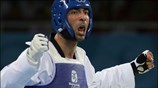 Ο Έλληνας αθλητής Αλεξανδρος Νικολαϊδης (μπλε) πανηγυρίζει μετά τη νίκη του ενάντια ...