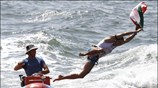 H Ιταλίδα Alessandra Sensini πανηγυρίζει με βουτιά στο νερό την κατάκτηση του ...