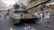 Νεαρός ξαπλώνει μπροστά σε τανκ του Ουκρανικού στρατού ενόψει της πρόβας για ...