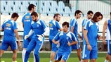 Οι παίκτες της Εθνικής εκτελούν ασκήσεις κατά τη διάρκεια της προπόνησης για ...