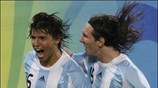 O Αργεντίνος Sergio Aguero (αριστερά) είναι ο μεγάλος πρωταγωνιστής στον ημιτελικό του ...