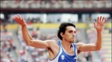 Ο Τσιάμης επιχειρεί ένα άλμα στο μήκος. ...