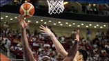 Ο Σοφοκλής Σχορτσιανίτης μάχεται για την μπάλα. ...