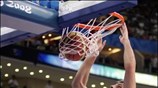 Ο Αντώνης Φώτσης καρφώνει την μπάλα κατά τη διάρκεια του αγώνα με ...