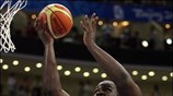 Ο Σοφοκλής Σχορτσιανίτης σκοράρει εναντίον των Αμερικανών. ...