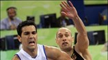 Ο Νίκος Ζήσης σκοράρει στον προκριματικό αγώνα μπάσκετ της Εθνικής εναντίον  ...