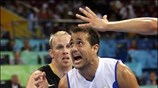 Ο Ανδρέας Γλυνιαδάκης σκοράρει στον προκριματικό αγώνα μπάσκετ της Εθνικής εναντίον  ...