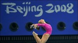 Η αμερικανίδα γυμνάστρια Alicia Sacramone προπονείται στη δοκό ισορροπίας. ...