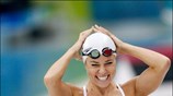 Η αμερικανίδα κολυμβήτρια Natalie Coughlin χαμογελά κατά τη διάρκεια της προπόνησης. ...